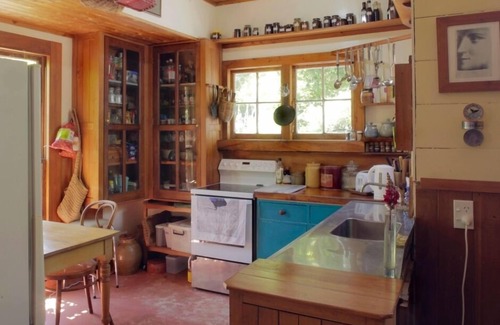 Takaka House | Heritage homestead, retreat, mountain views, peace