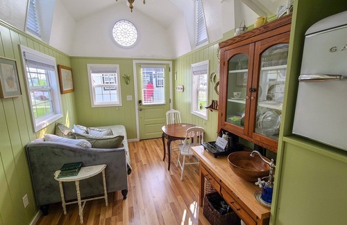 Lakeside Apartment | Heritage House - Tiny Digs Lakeshore