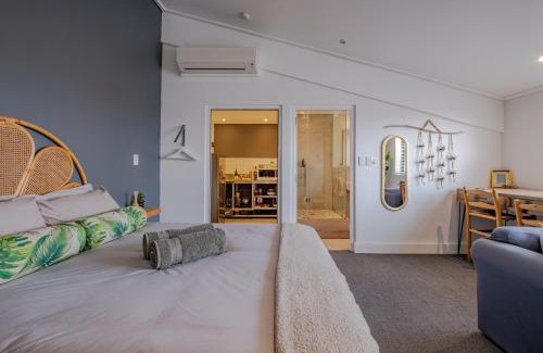 Kareeberg Apartment | Hermanus Waterfront Studio Apartment , Modern and Cosy with Workspace