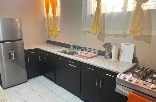 San Salvador House | Hermosa Cama Amplia en la Ciudad