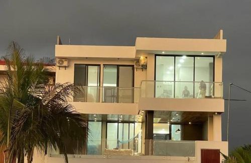 Manglaralto House | Hermosa casa frentes al mar en Montanita con piscina