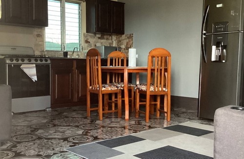 San Benito Apartment | hermoso apartamento con cocina, sala y comedor aire acondicionado