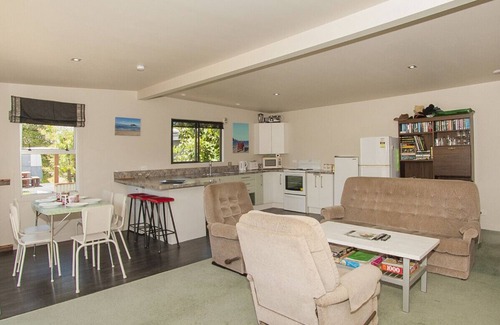 Whangamata Cottage | Hetherington Haven - Whangamata Holiday Home