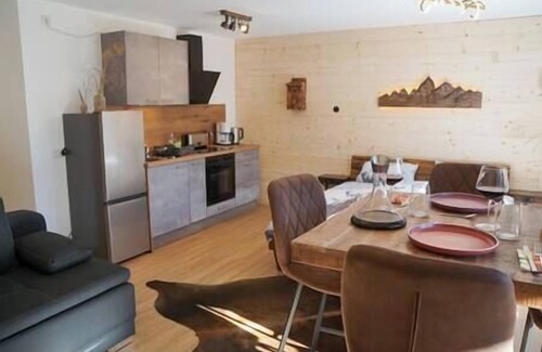 Flintsbach A. Inn Apartment | "Heuberg" apartment in the Inn Valley with hot tub - central & quiet location
