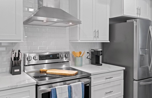 Parrot Cove House | Hibiscus Housen2/2 walking distance to the beach and Lake Ave