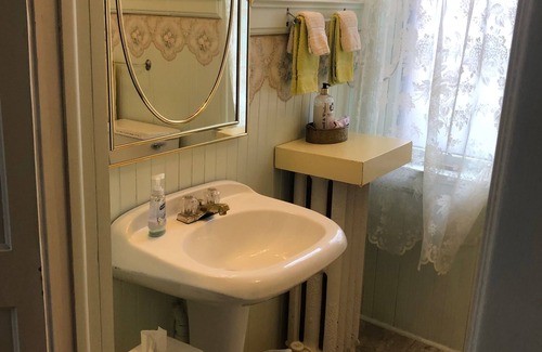 Anaconda Bed & Breakfast | Hickory House Inn