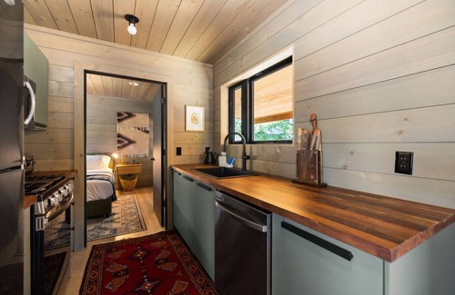 Petoskey Cabin | Hidden Acres Vestur Cabin - Ski Getaway - Hot Tub