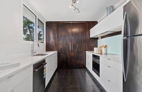 Blackmans Bay House | Hidden Bay Retreat 15 Min to Hobart, 5 Bed 3 Bath.