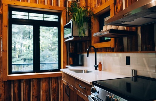 West Elgin Cabin | Hidden Creekside Cabin