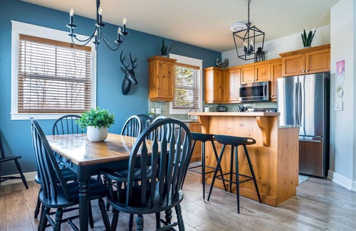 The Blue Mountains Condo | Hidden Gem! Amazing end unit town home