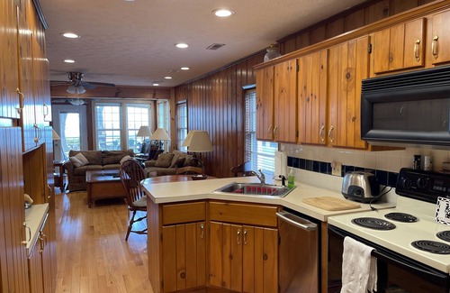 Vermilion House | HIDDEN GEM - COZY 1 BEDROOM LAKEFRONT HOME/COTTAGE