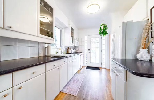 Edmonton House | Hidden Gem Home-HotTub-Firetable-King Bed-BBQ/Deck