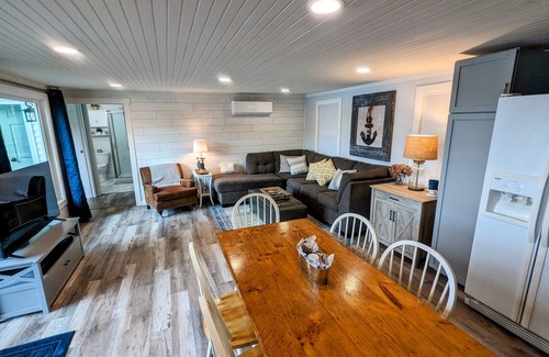 South Byron Cottage | Hidden gem on a private lake - serene, senic and superb!nn