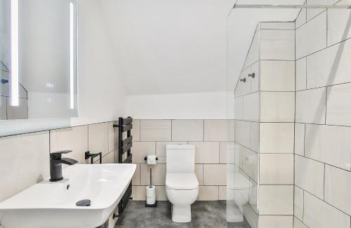 Sheffield House | Hidden Gem-Open To Book-Super Location