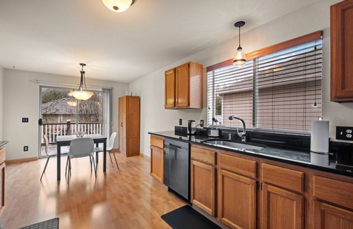 Covington House | Hidden Gem Top-Floor Unit near Lake Meridian