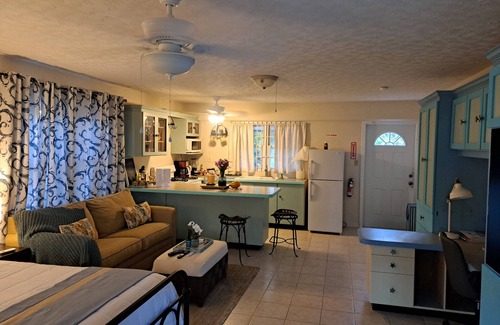 Venetian Road Settlement House | Hidden Haven - Cozy Studio - with pool.