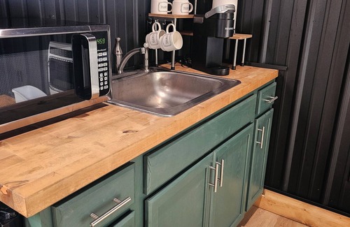 Dingess Apartment | Hidden Jewell Studio Suite #3 - 3BD/1BA Kitchenette & Washer/Dryer on Outlaws