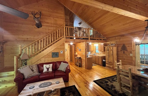 Birdseye Cabin | "Hidden Oaks" Log Cabin at Patoka Lake-French Lick - Southern Indiana Escape!