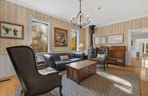 Mulmur House | Hidden Oasis with Hot Tubs, & Starry Fire Pits