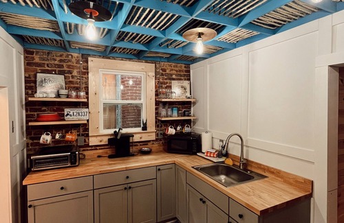 Horse Cave Apartment | Hidden Station. 2 bedroom pet friendly apartment in the heart of Horse Cave Ky.