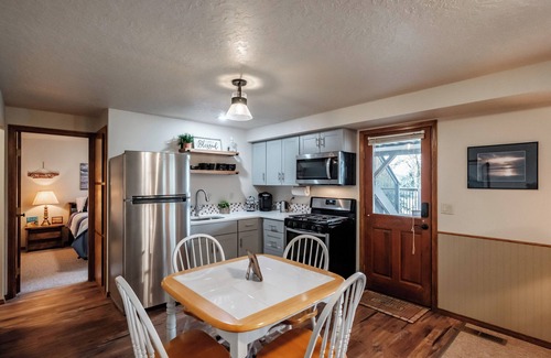 West Salem Apartment | Hidden Treasure - A Private Guest Suite