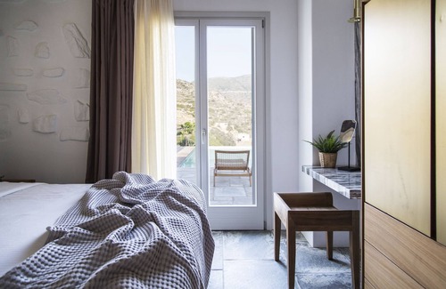 Mylopotas House | Hide out Suites