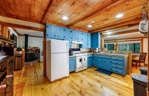 Mount Sunapee Cabin | Hideaway By The Bay - 20ft boat slip and 4 minutes to Mount Sunapee