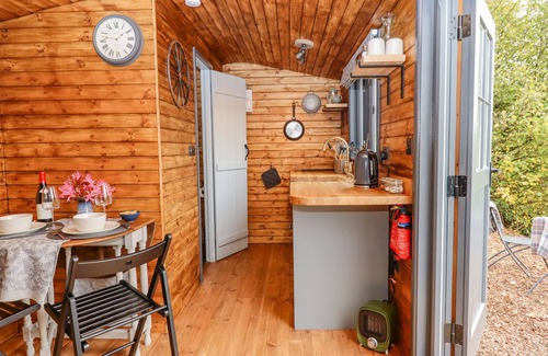 Newton Saint Cyres Cottage | HIDEAWAY CABIN, romantic, with a garden in Thorverton