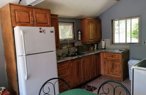 Faraday Cottage | HIDEAWAY - COZY 2 BEDROOM WATERFRONT COTTAGE SPRING, SUMMER 2025 AVAILABILITY!