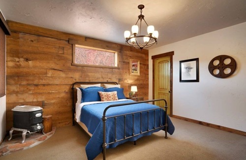 Moab South Valley Bed & Breakfast | Hideout @ the Rim - John Wayne Suite
