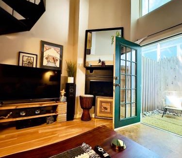 Turtle Creek Apartment | HiFi Sound & Comfort - Uptown Dallas/2-story loft