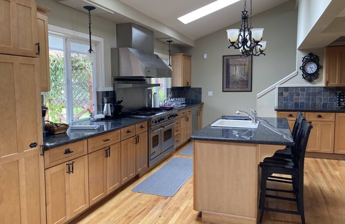 Warm Beach House | High bank waterfront retreat