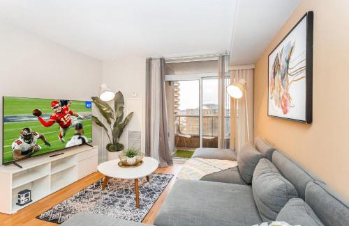 Downtown Mississauga Apartment | High-End 2BR 2BATH Condo-Steps to Square One Mall