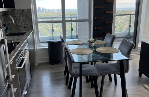 Norseman Heights Apartment | High End 6 people Apartment Islington Etobicoke