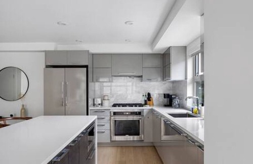 White Rock Apartment | High-end Beachside Condo