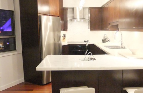 Central Waterfront Condo | High-End, Downtown, Lakefront 2 BEDROOM + DEN