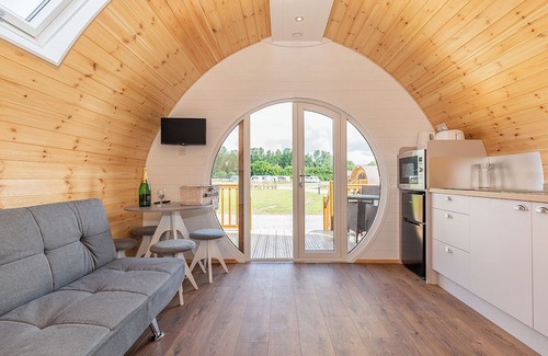 Arnold Cottage | High Farm Deluxe Pod (Hot Tub)