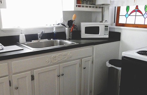 Mount Dora Cottage | High Hedges Cottage - Close to downtown Mt Dora in quiet neighborhood