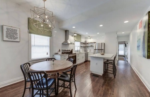 Midtown House | High Luxury Vacation Rental in Midtown- Gorgeous! Sleeps 6 w/2 full bathrooms!