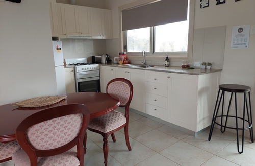 Kurrajong House | Highfields Country Cottages Valley View Sleeps 2 couples 1 Bedroom & QSofa