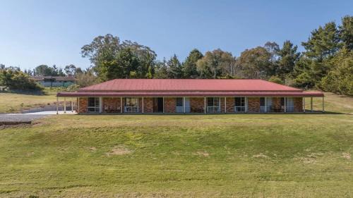 Robin Hill House | Highfields - Rural Entertainer with Valley Views