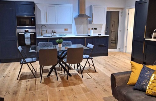 Reading House | Highgrove Haven - Private Garden & Parking - 5 minutes from Town and Hospital