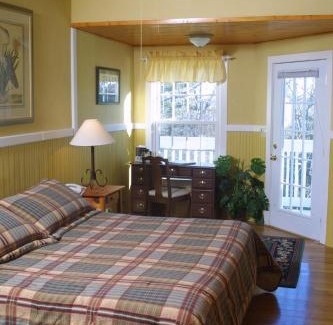 Flat Rock Hotel | Highland Lake Inn & Resort - Flat Rock