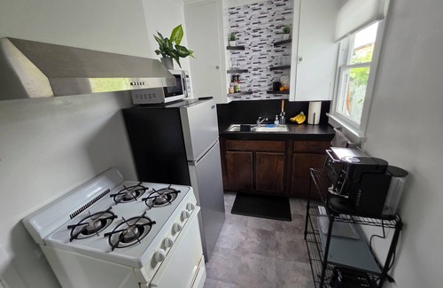 Highland Park Cottage | Highland Park Haven – Furnished 1BR Cottage w/Parking & Wi-Fi