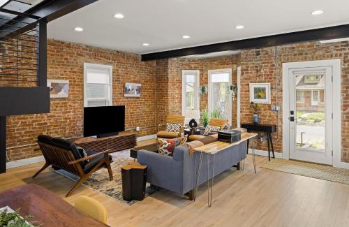 West Highland House | Highlands Square Bungalow - Private Yard - Garage