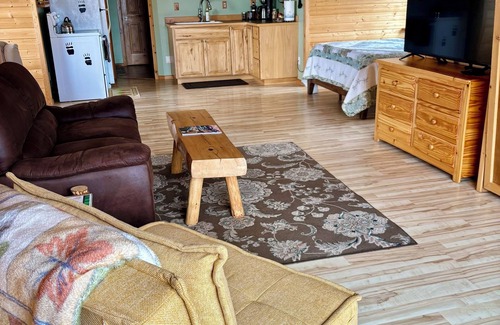 Homer House | Highly rated, loved by all, sauna along with many amenities!