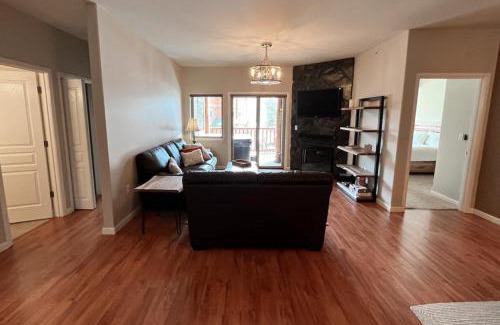 Alyeska House | Hightower Hideaway
