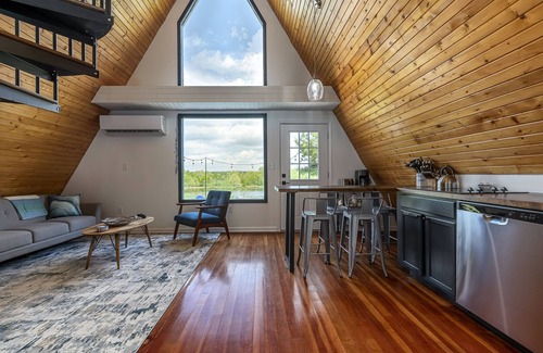 Makanda Cabin | Hike, Wine, Dine, then HOT TUB under the stars!