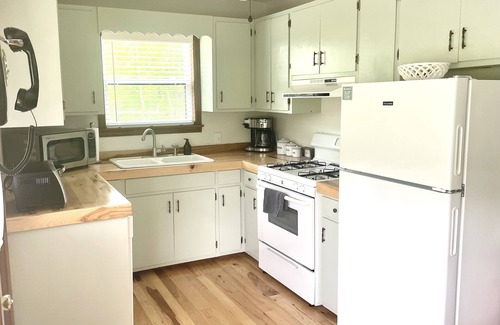 Deer Cabin | HIKING dog friendly HOT TUB & FIREPIT peaceful farmhouse cabin ATV UTV TRAILS