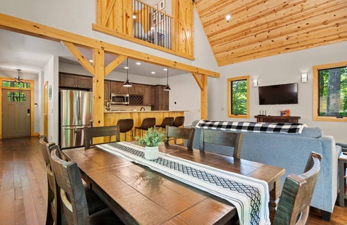 Spruce Pine Cabin | Hiking, waterfalls & tubing all nearby!